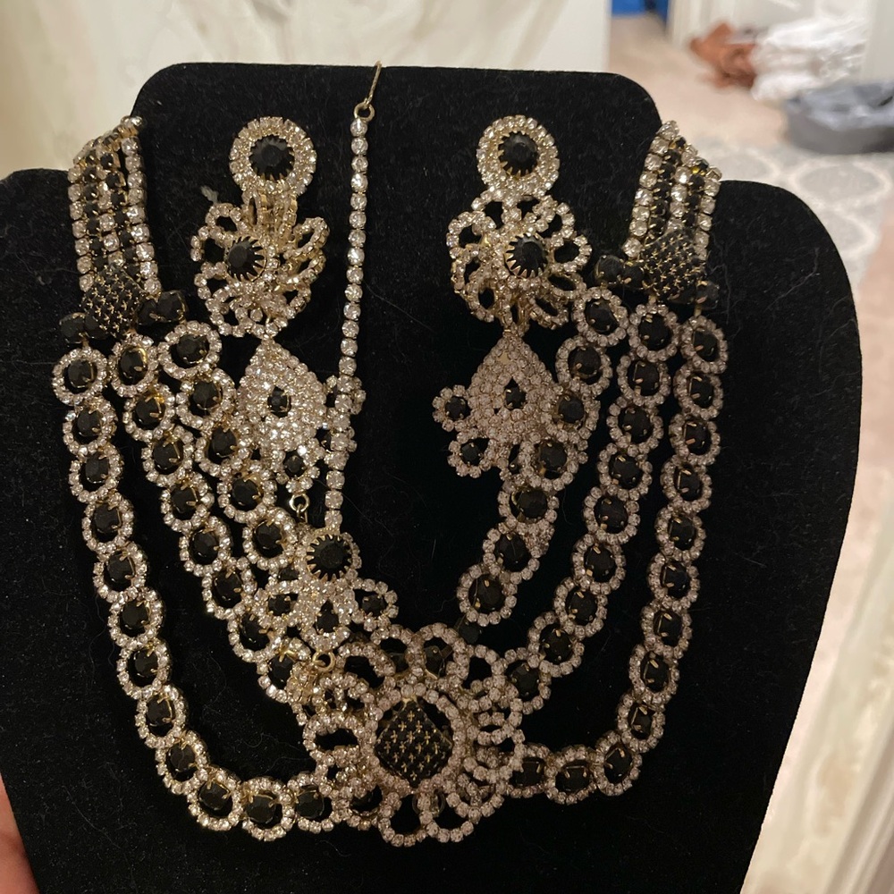 Elegant Gold and Black Jewelry Set